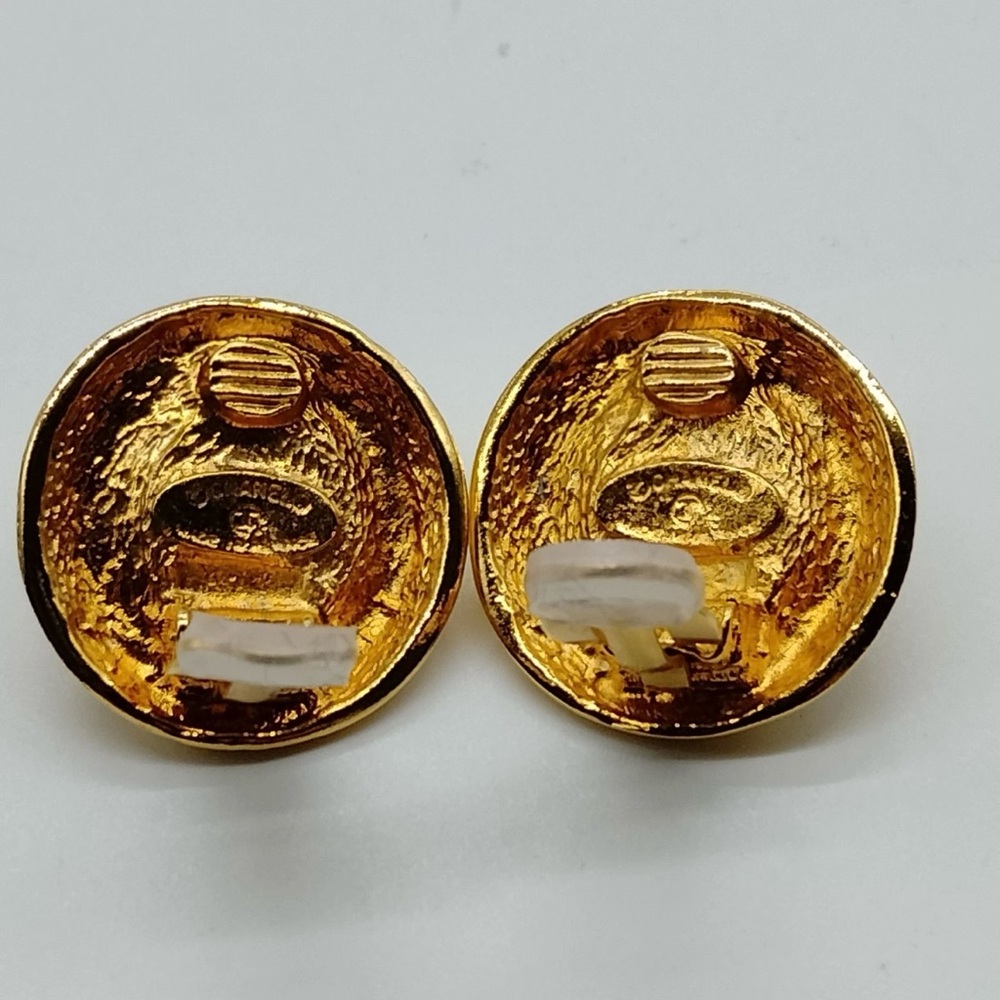 Vintage NIB Chanel Classic Baroque Pearl Quilted Edge Gold Round Clip Earrings - Picture 6 of 9